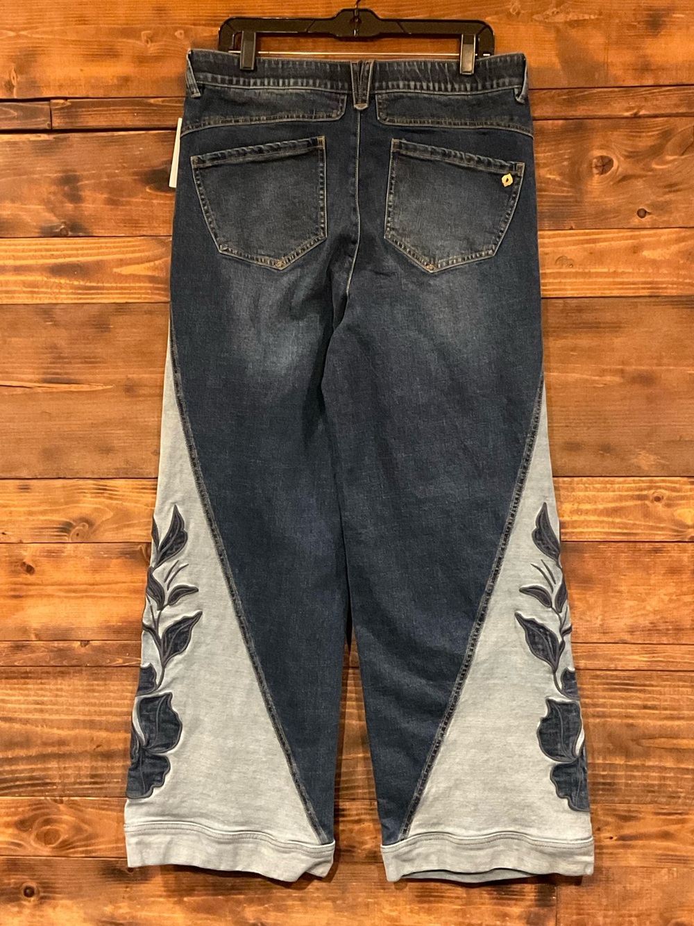 Democracy Women's Skyrise Appliqué Flare Jeans New with Tags size 12 - Picture 3 of 10